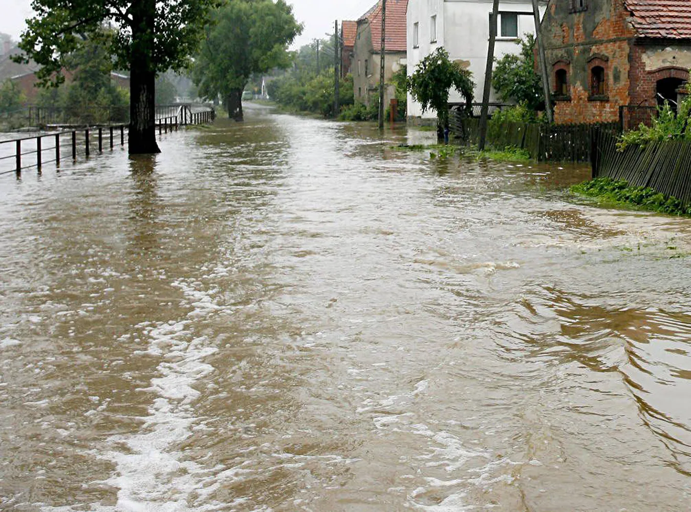 Kto zbija polityczny kapitał na powodzi