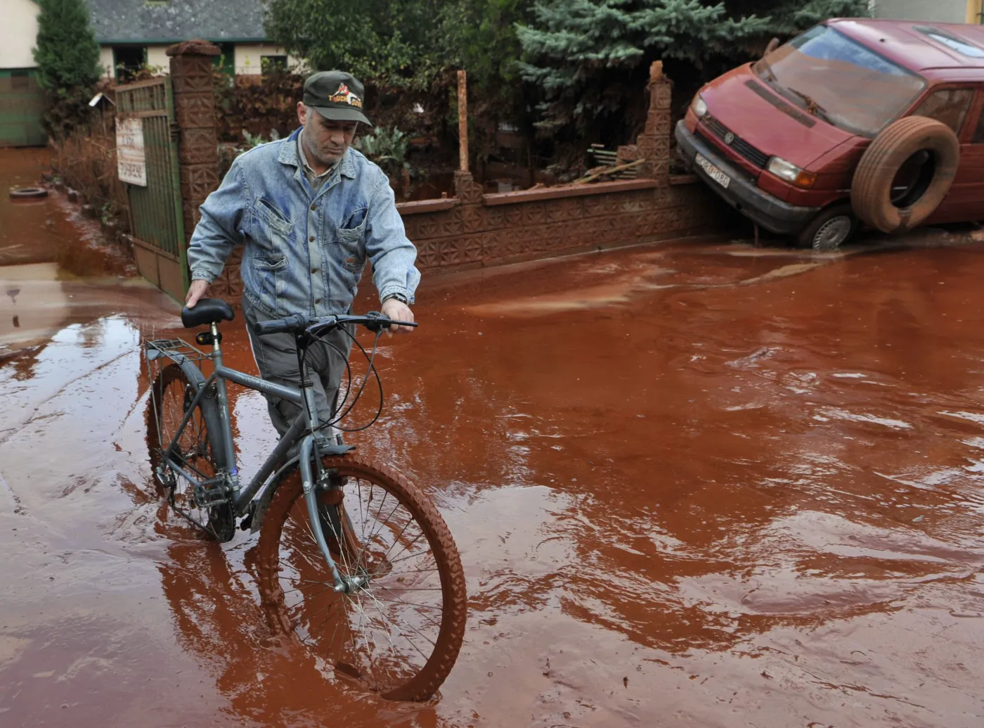Ratują miasta zalane przez czerwony szlam