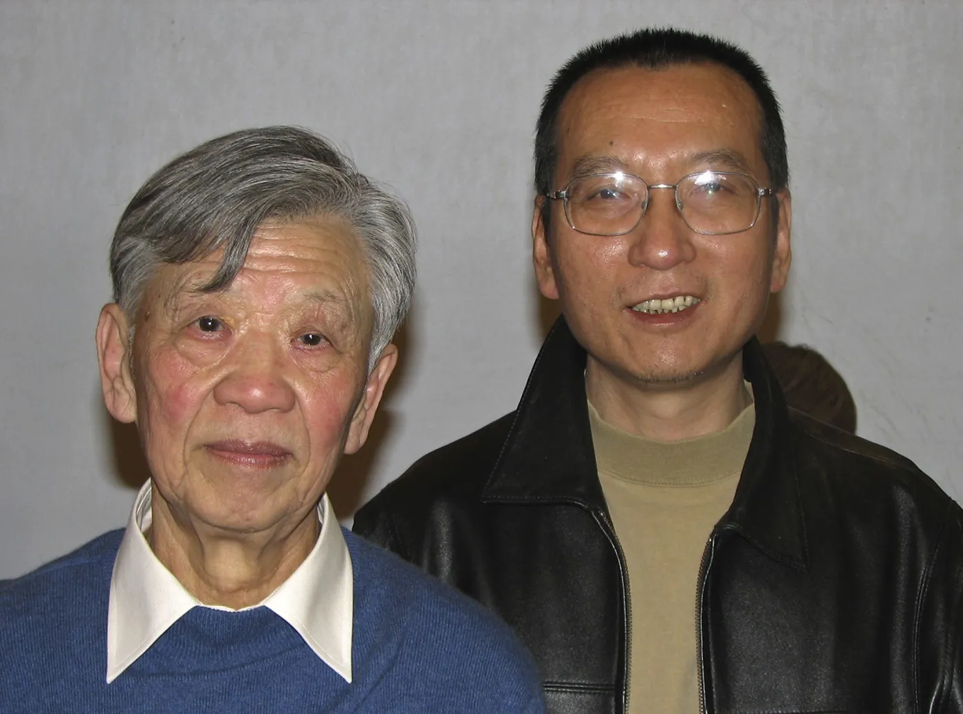 Laureat Pokojowej Nagrody Nobla, chiński dysydent Liu Xiaobo (po prawej) ze swoim współpracownikiem