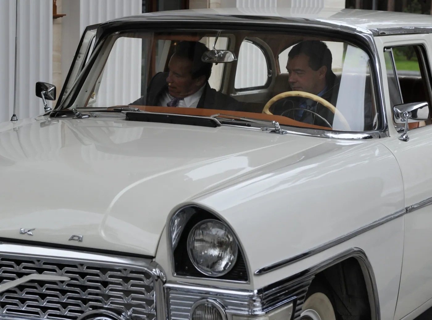 Arnold Schwarzenegger i Dmitrij Miedwiediew w należącej do gospodarza zabytkowej Czajce.