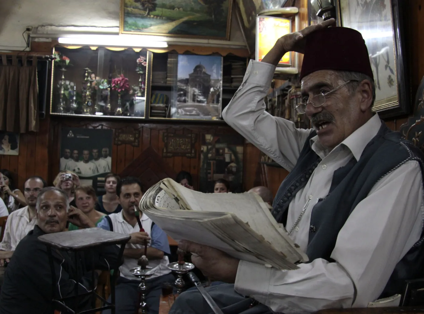 Hakawati, tradycyjny arabski bajarz występujący w Damaszku.