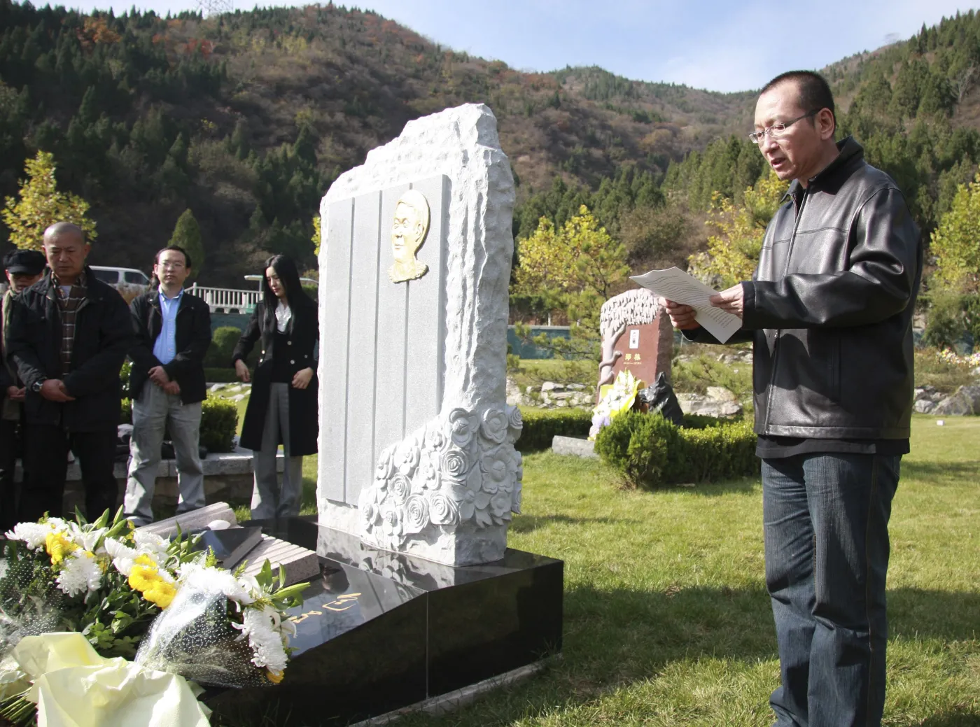 Liu Xiaobo przy grobie innego dysydenta, Bao Zunxina.