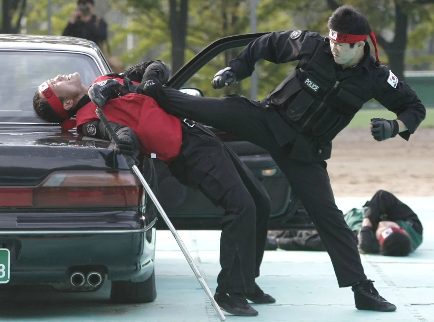 Południowokoreańscy policjanci ćwiczą przed szczytem G20 w Seulu.