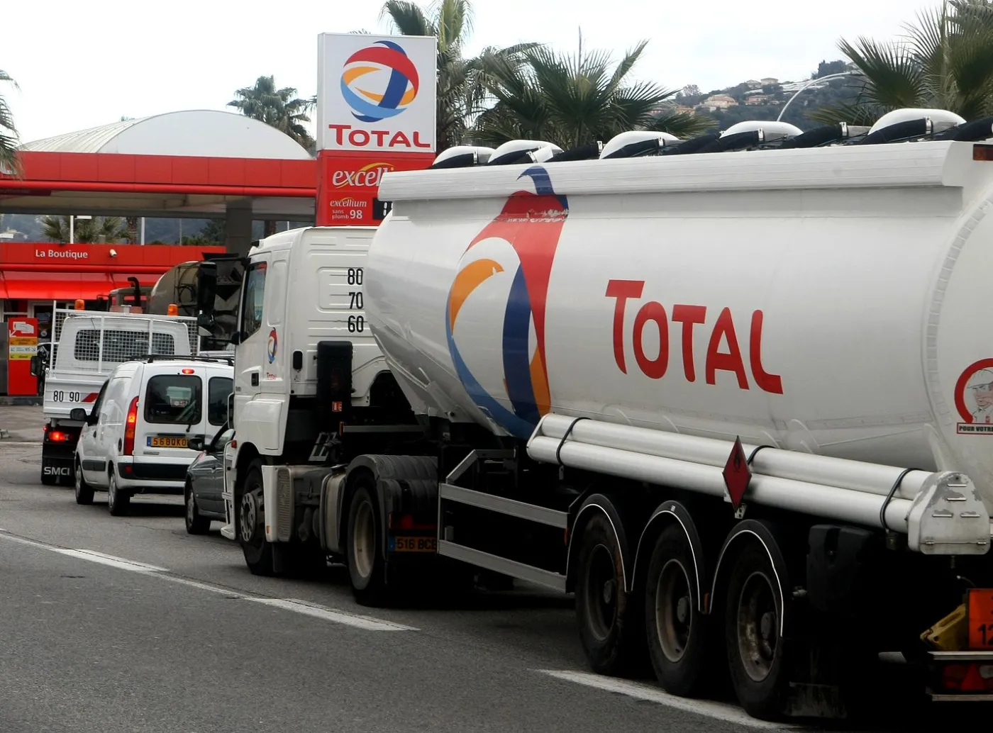 Zapasy paliwa na francuskich stacjach benzynowych mogą skończyć się w ciągu kilku dni.