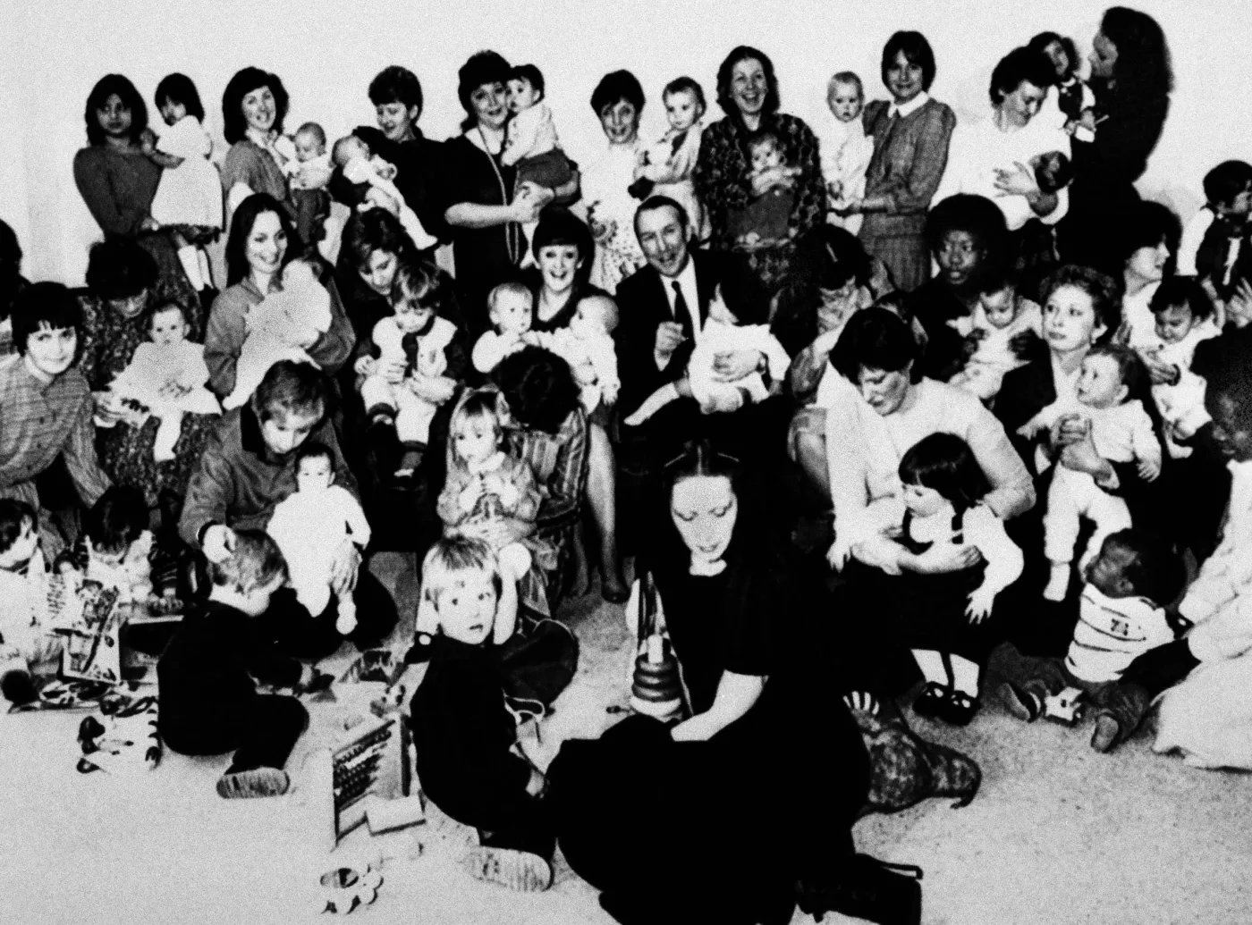 Dr Ira Craft z londyńskiego szpitala Cromwell w otoczeniu matek i dzieci poczętych metodą in vitro.