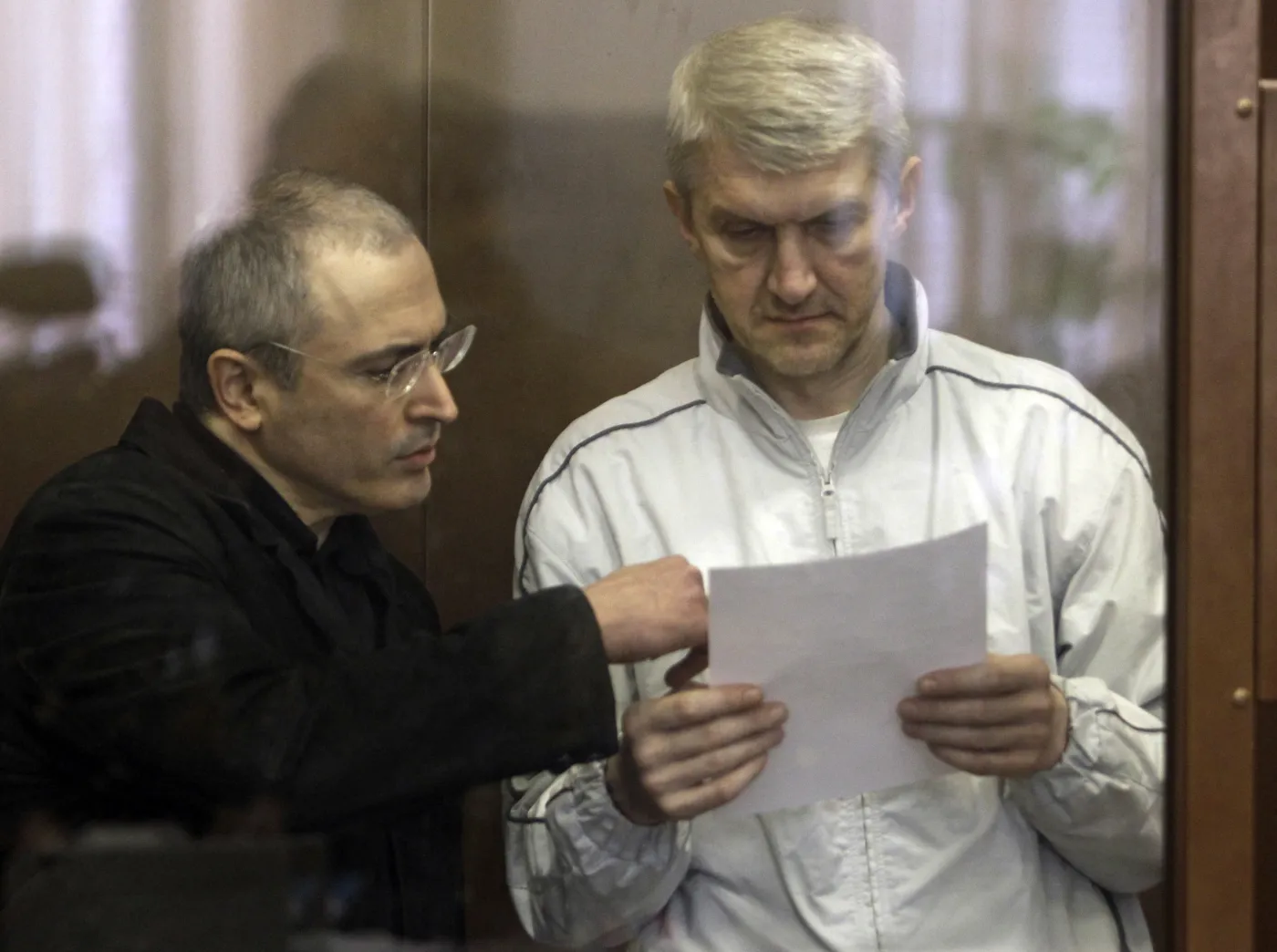 Chodorkowski i Lebiediew podczas drugiego procesu - tym razem o defraudację.