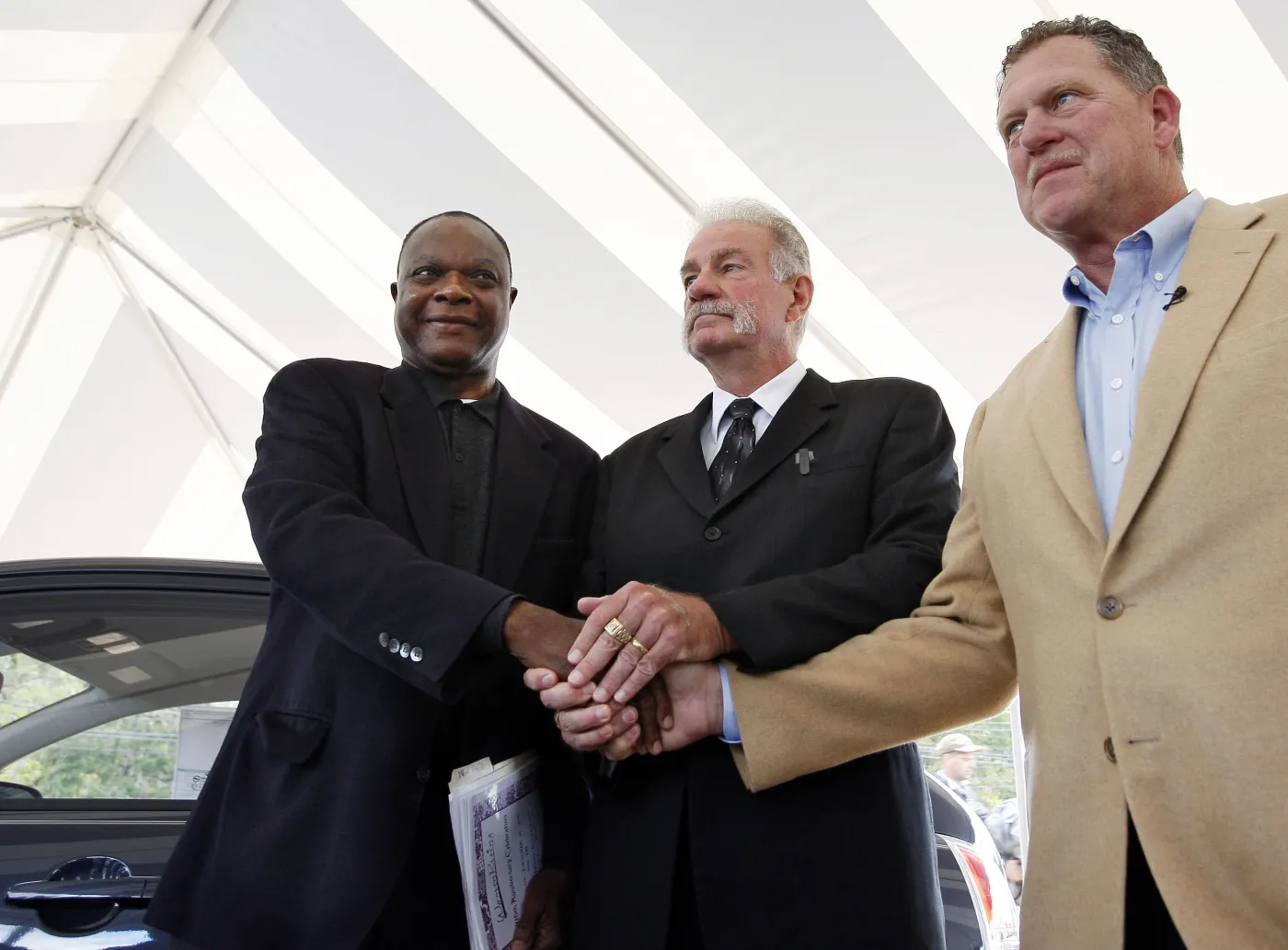 Pastor Terry Jones odbiera obiecaną nagrodę.