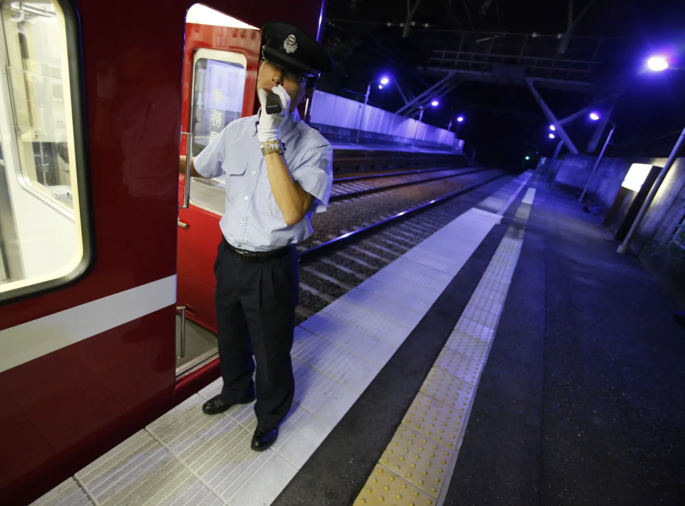 Specyficzne oświetlenie peronów metra w Japonii ma zapobiegać myślom samobójczym