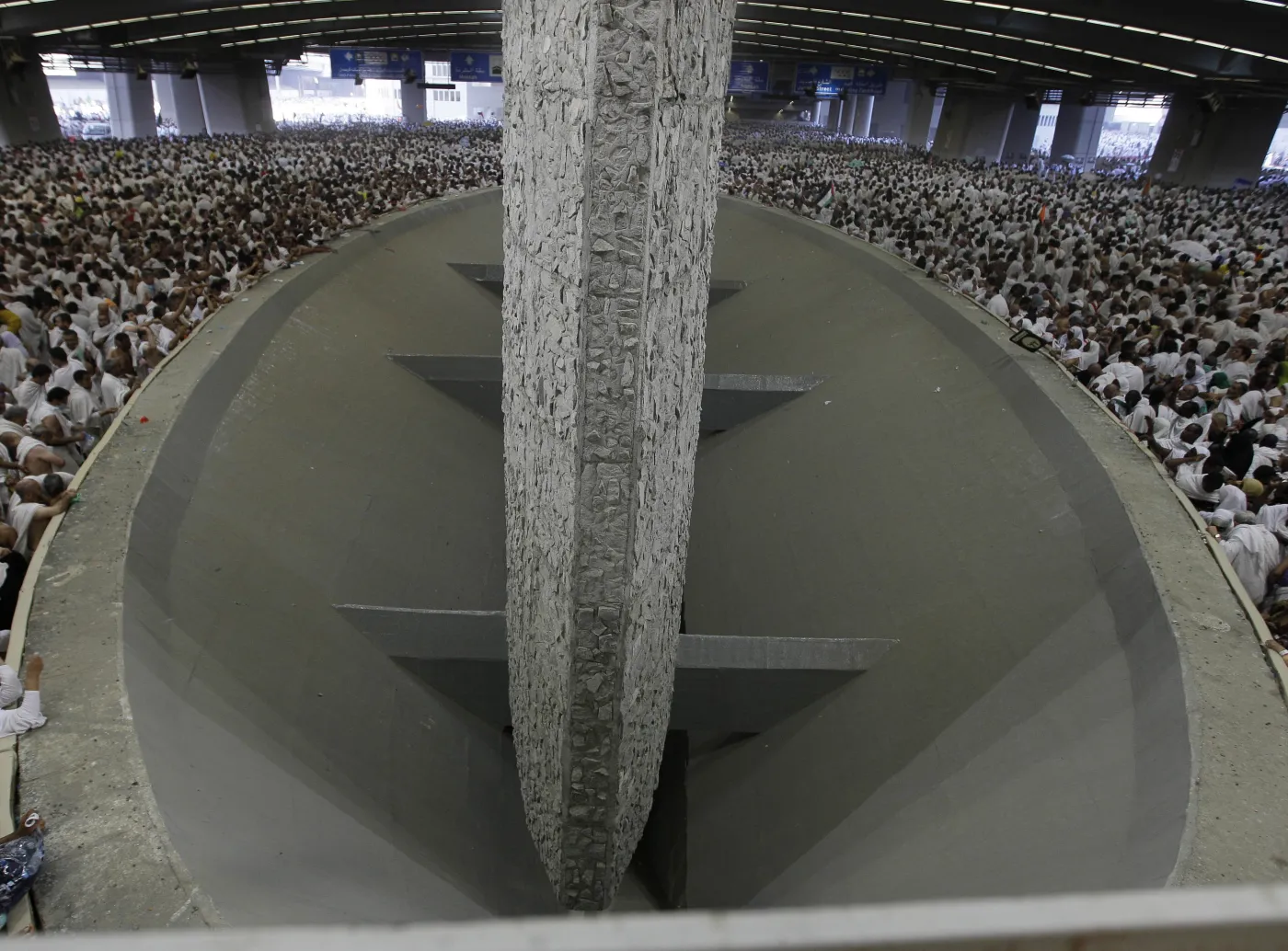 Pielgrzymi kamieniują obelisk symbolizujący szatana