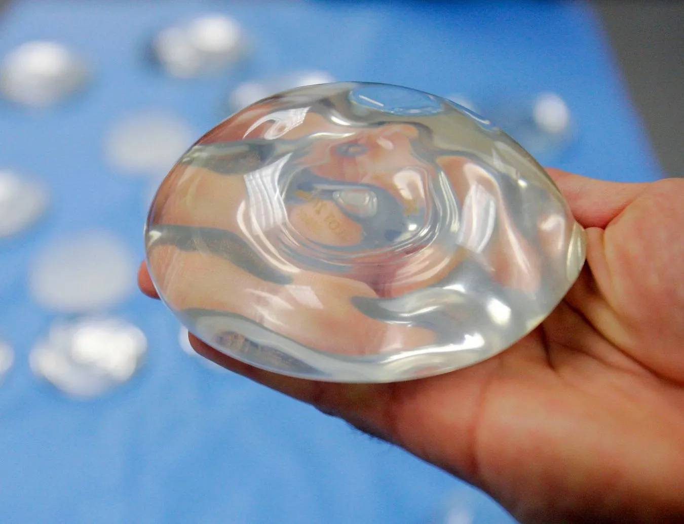 Tak zaoszczędzisz na sztucznych piersiach