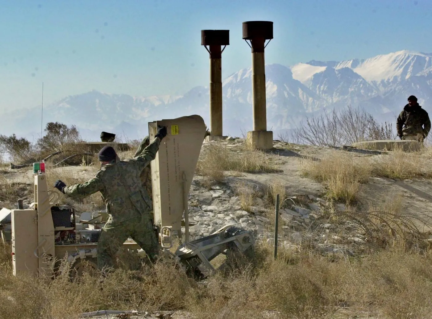 Polscy żołnierze podczas rozbrajania min w Afganistanie.
