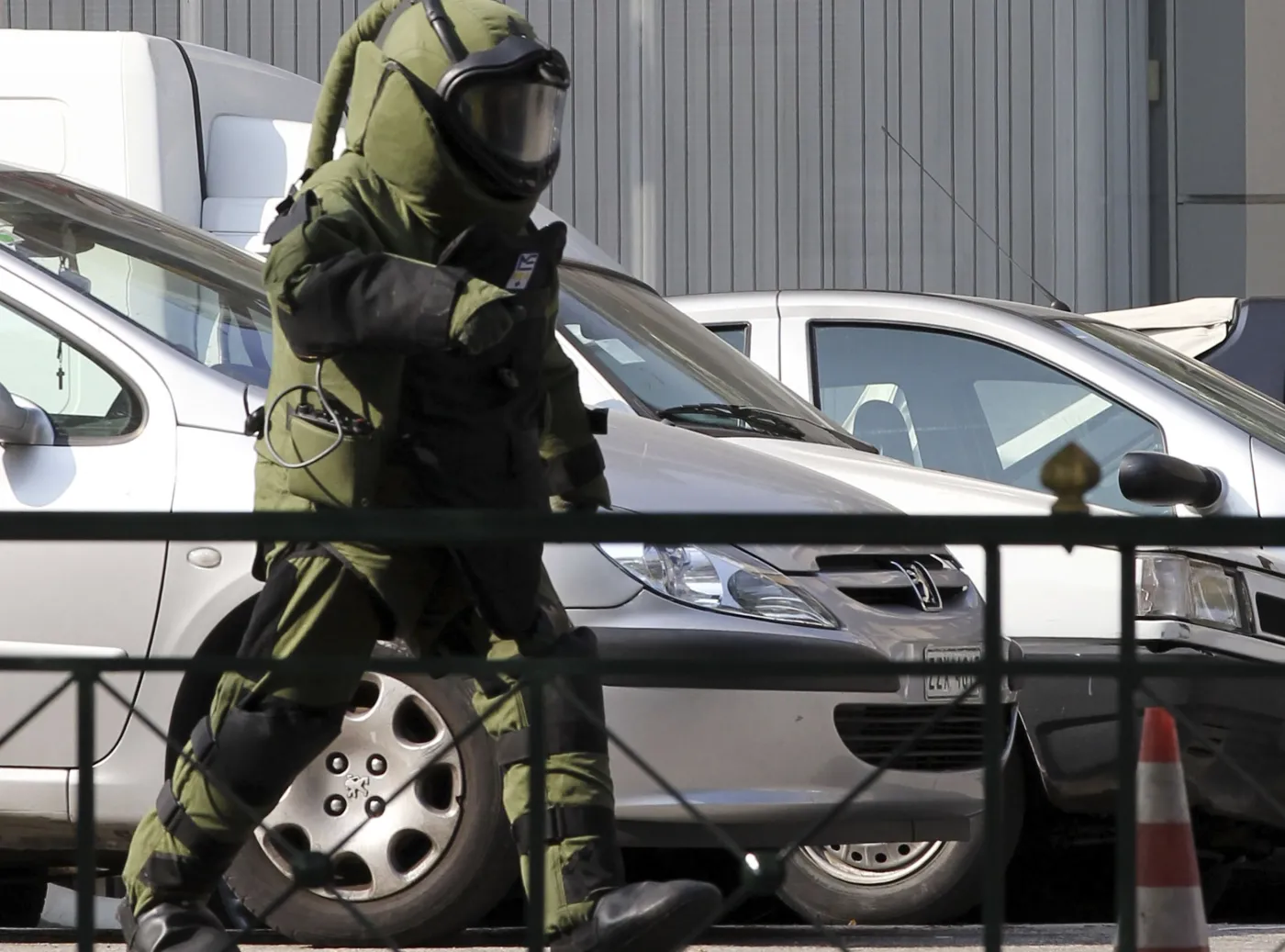 Policyjny saper przygotowuje się do detonacji bomby przysłanej pocztą do ambasady Francji w Atenach