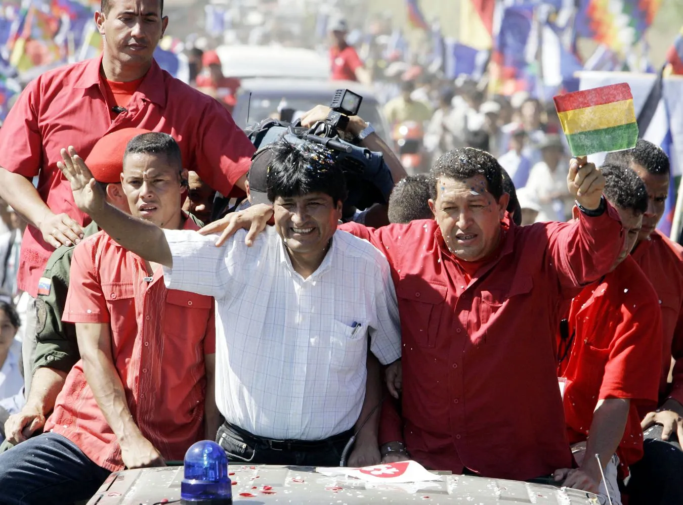 Prezydent kopnął rywala w krocze