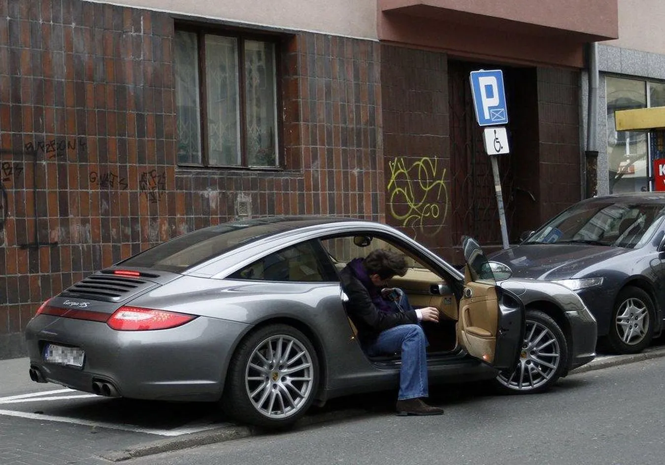 Kammel parkuje na miejscu dla inwalidów