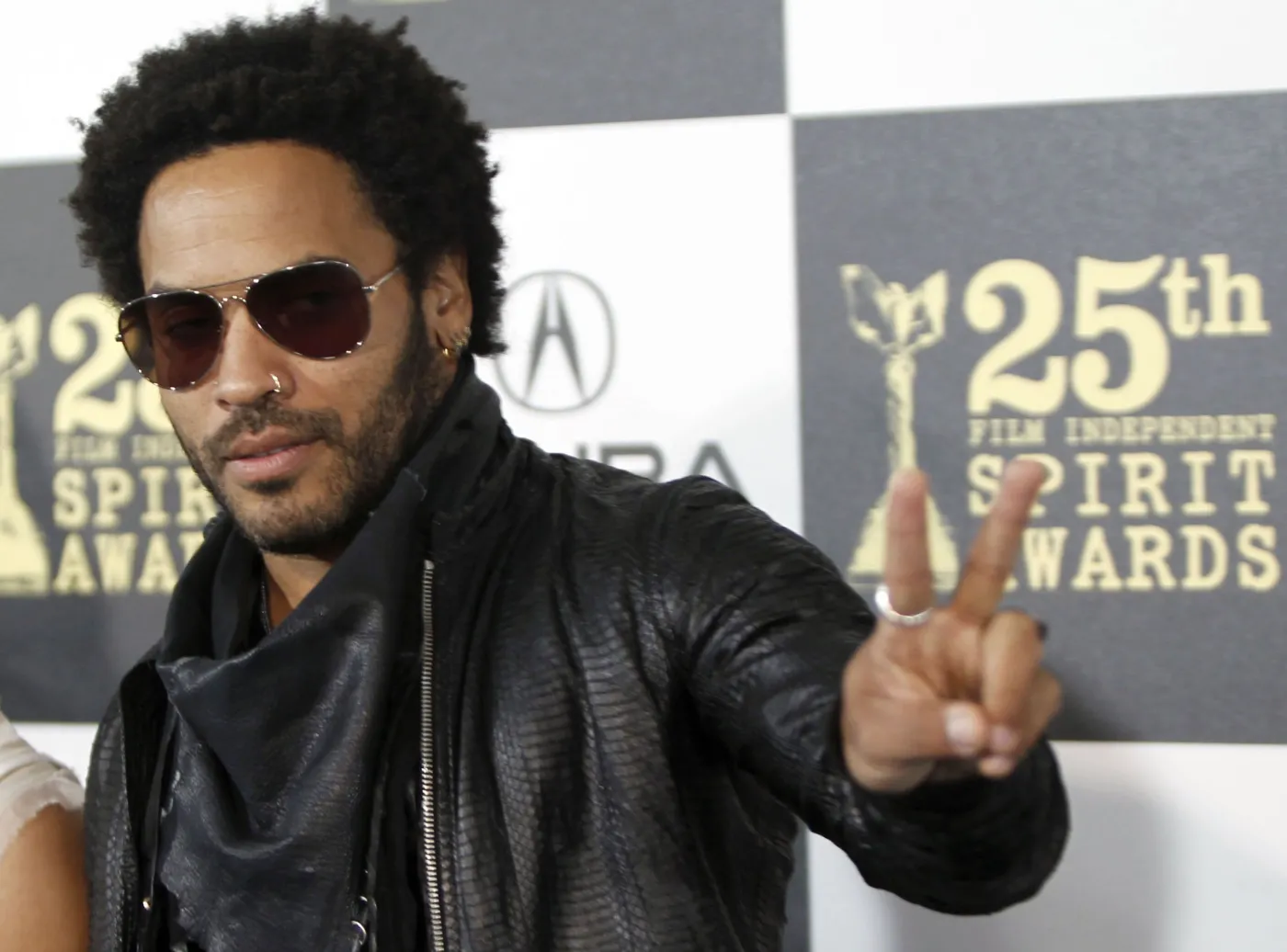 Lenny Kravitz przedstawia czarno-białą Amerykę