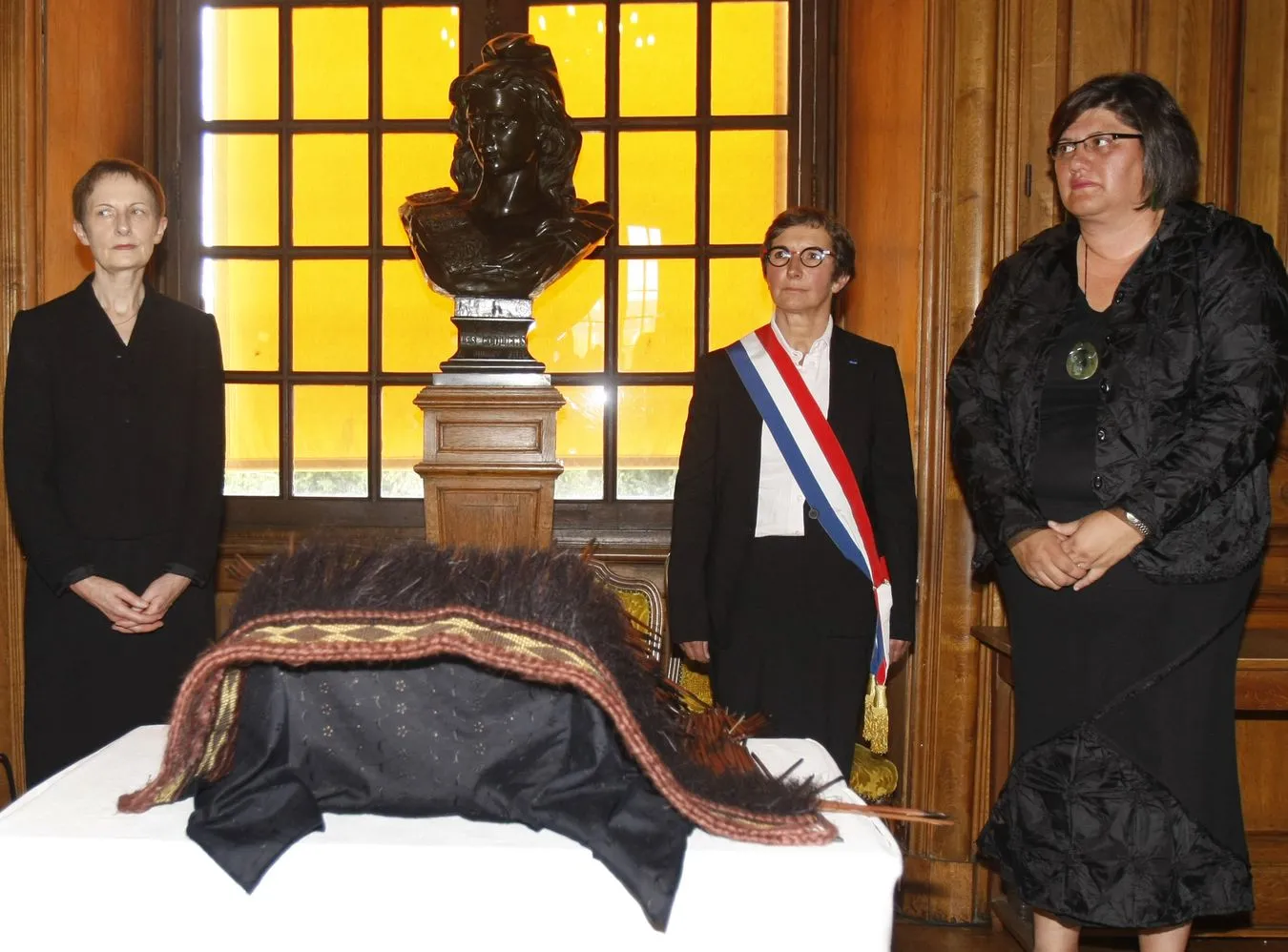 Pani ambasador uroczyście odebrała głowy