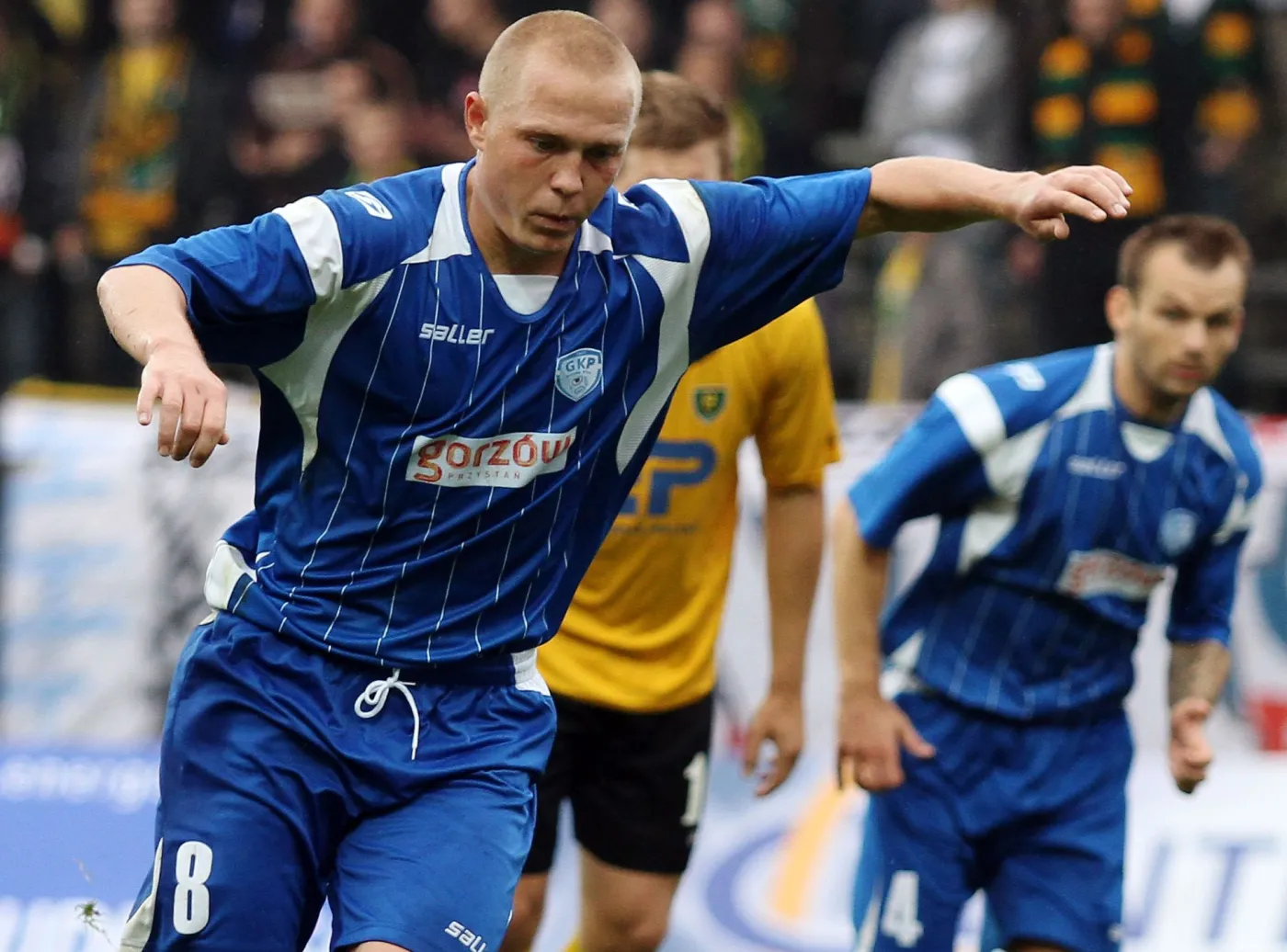 W Gorzowie bandyci napadli piłkarzy pod ich mieszkaniami