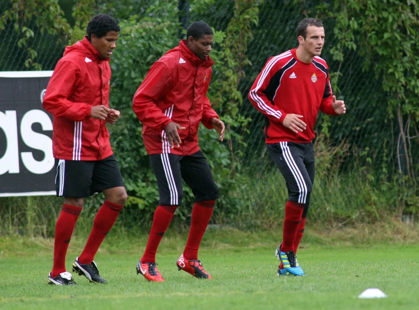 Trener Wisły się wściekł. Jego piłkarze mieli trenować na psich kupach