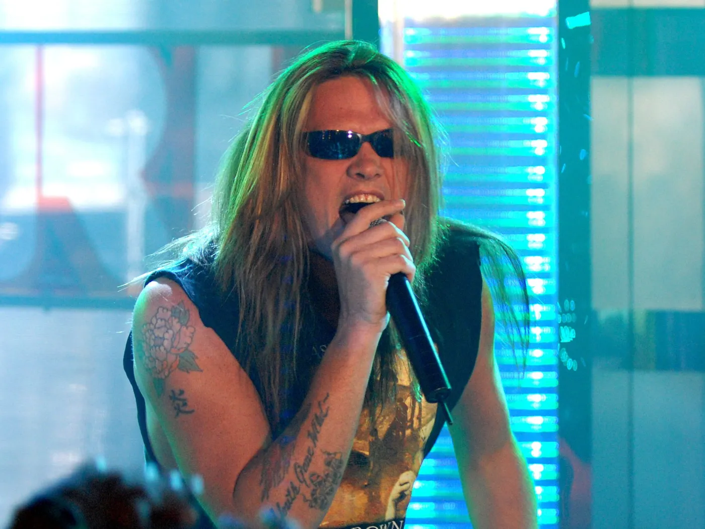 Znany muzyk kopie i wrzeszczy. Dlaczego?