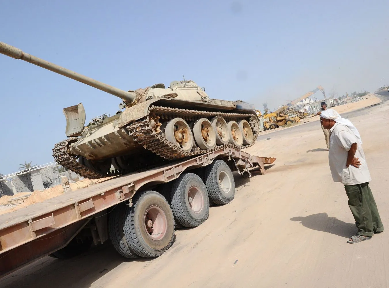 Wielki konwój sił reżimu Kadafiego uciekł z Libii