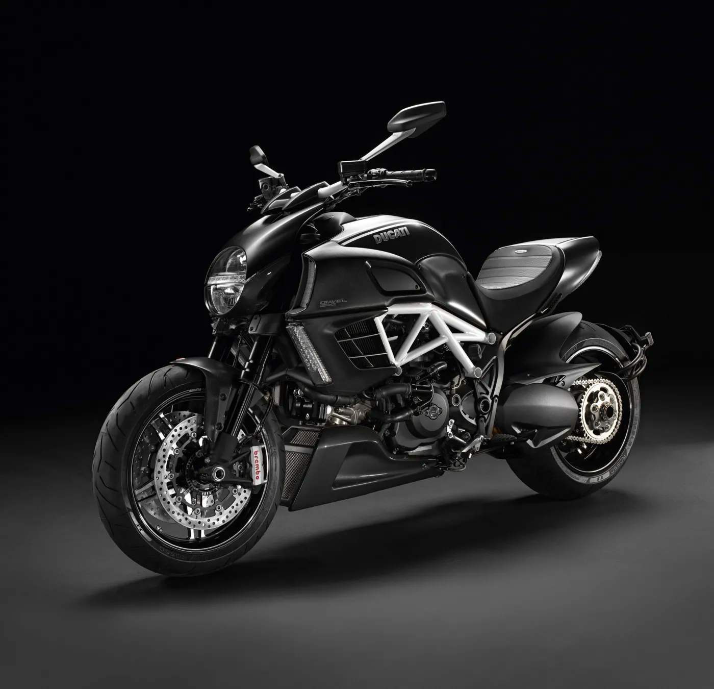 2474941-diavel-amg-02.jpg