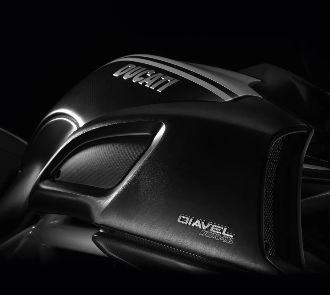 2474966-diavel-amg-03.jpg