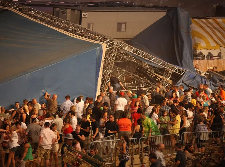 Wiatr zdmuchnął scenę. Wielka konstrukcja runęła na ludzi