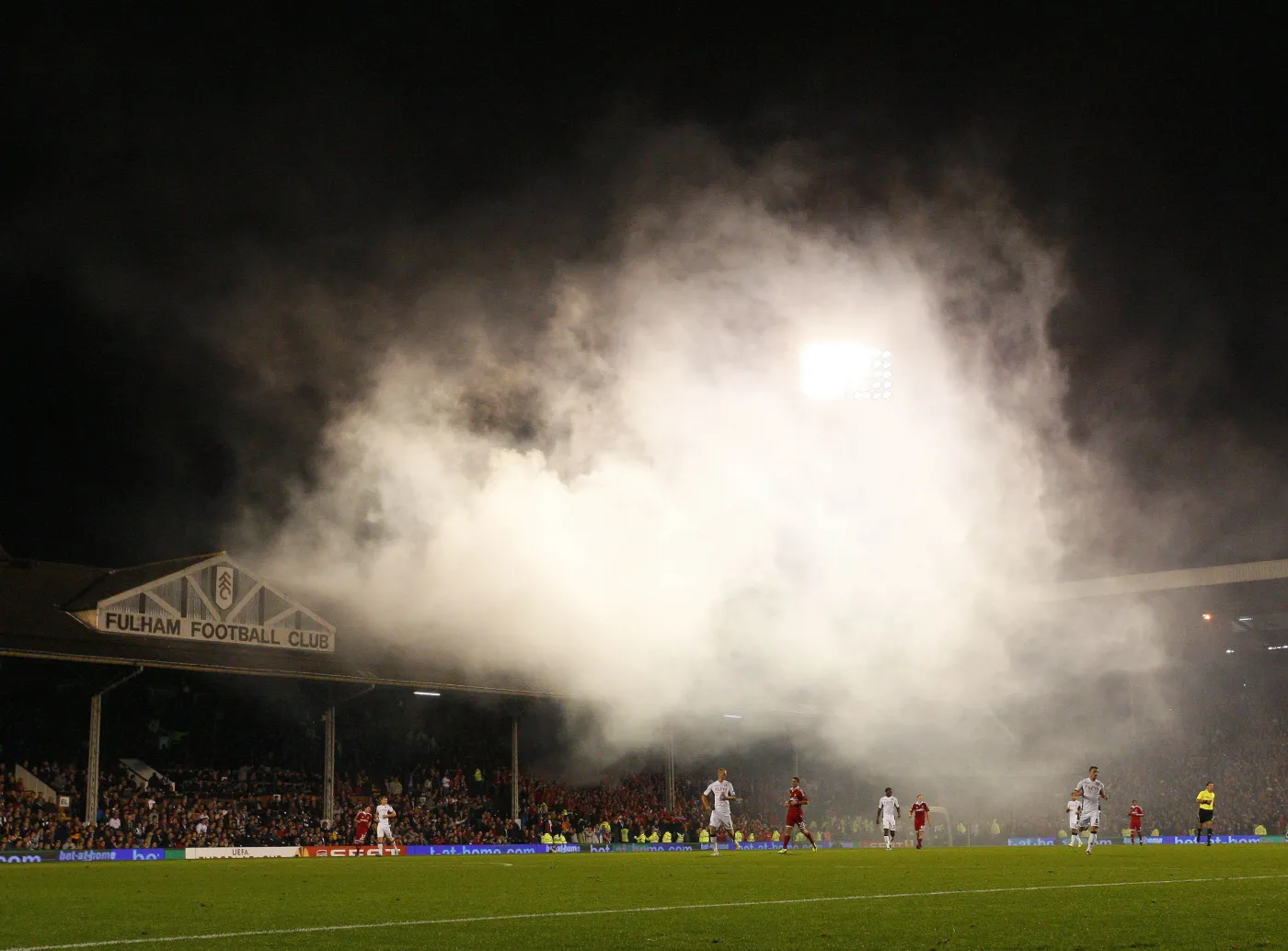 Kibice Wisły poturbowali policjanta podczas meczu z Fulham