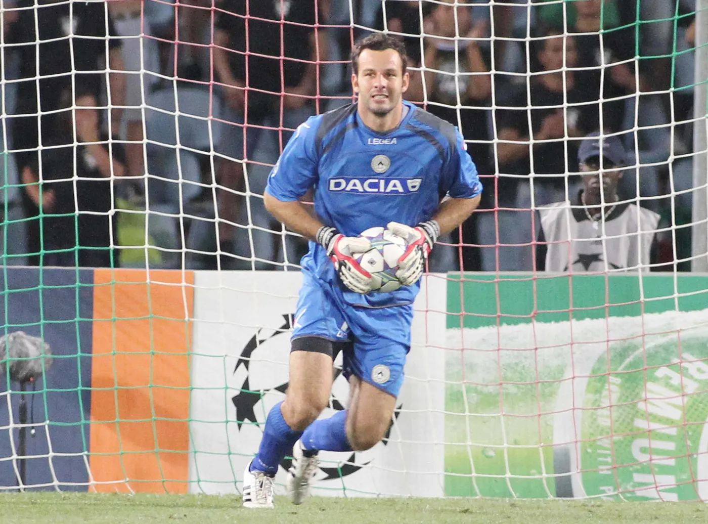 Bramkarz Słowenii dostał od Estończyków... skrzynkę piwa