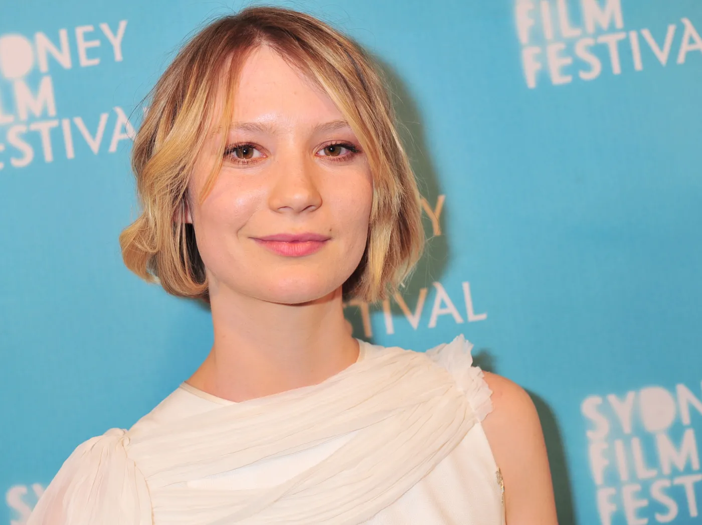 2625815-mia-wasikowska.jpg