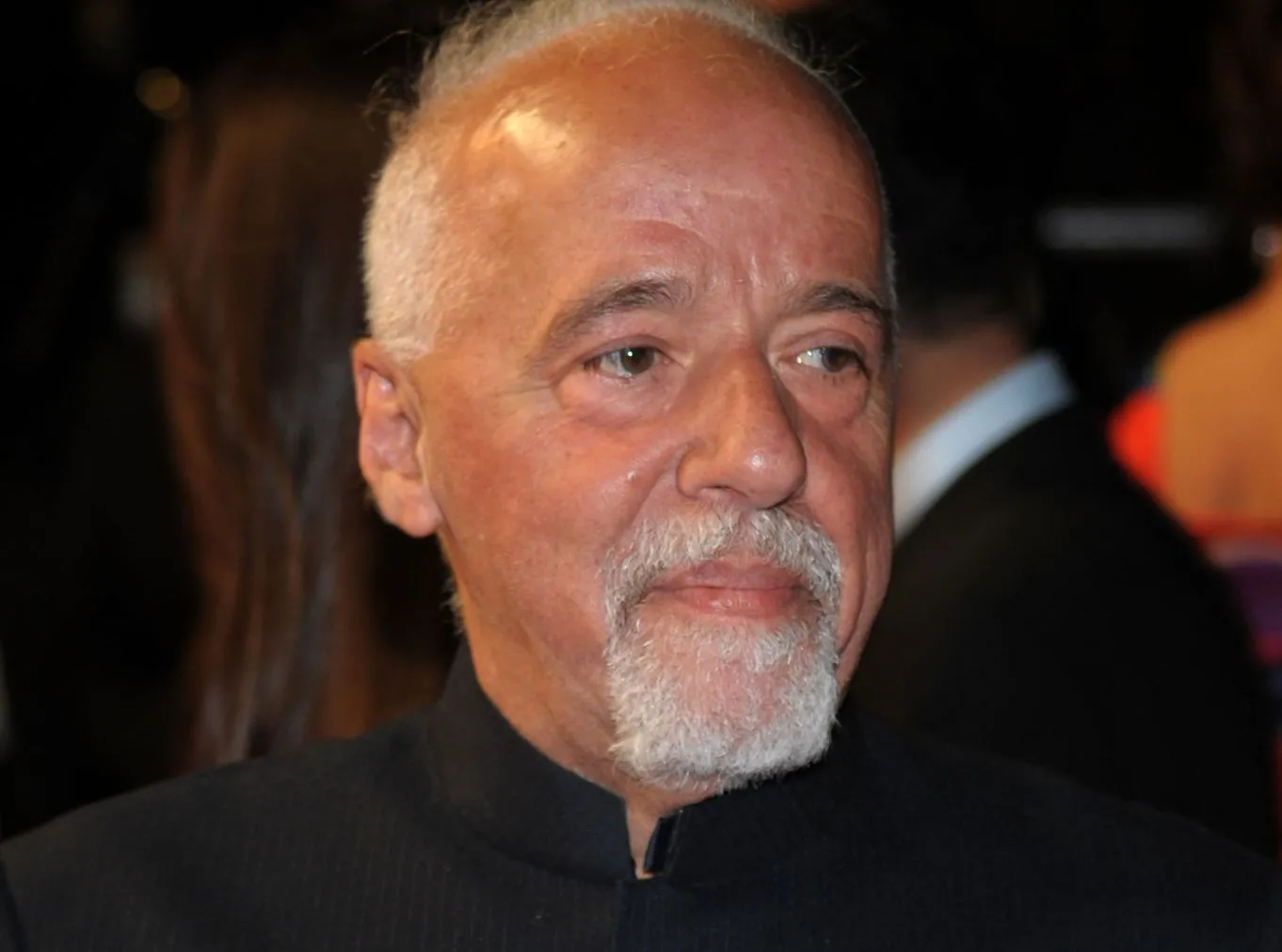 Pisarz Paulo Coehlo popiera piractwo w sieci