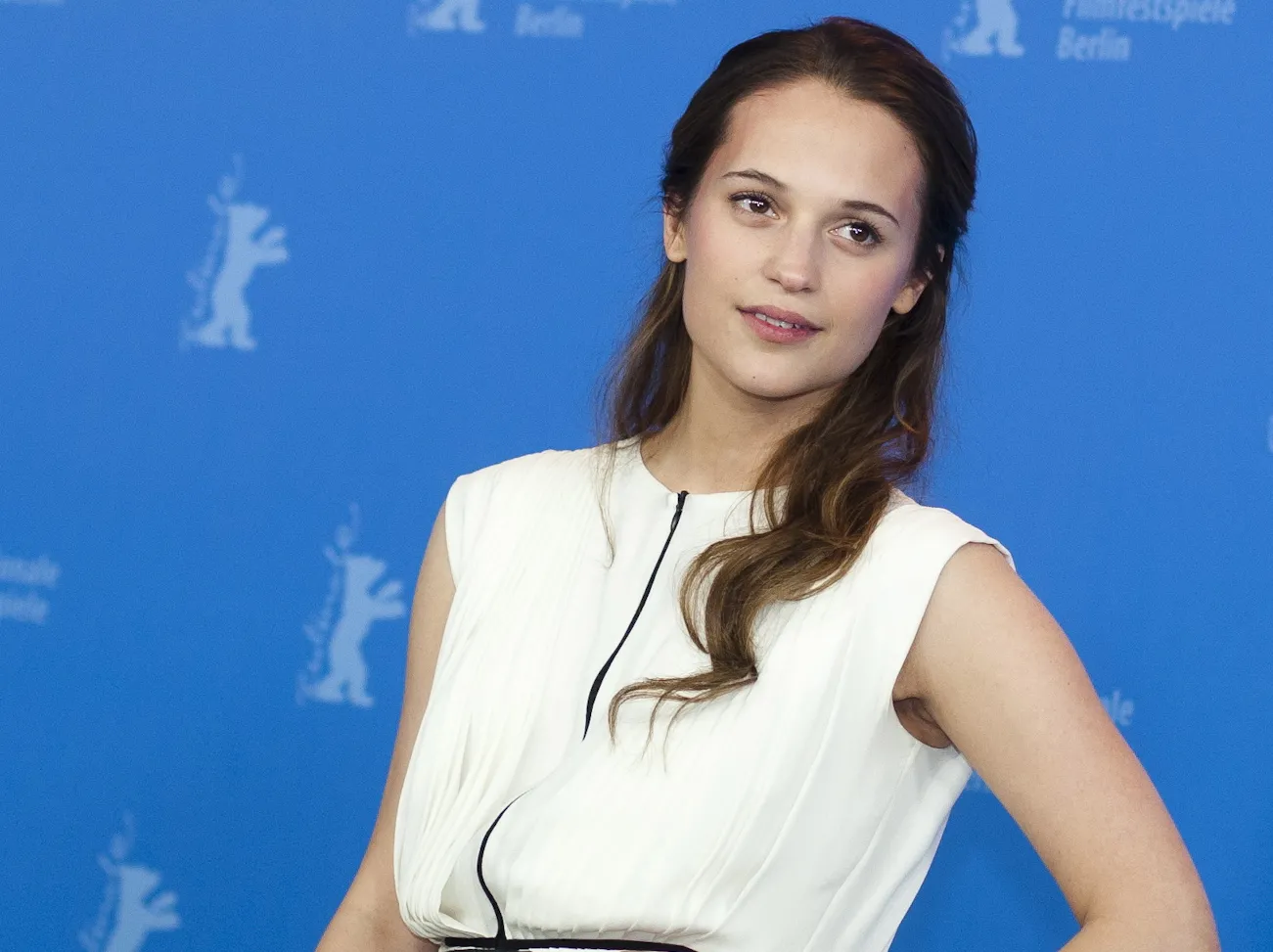 3316308-alice-vikander.jpg