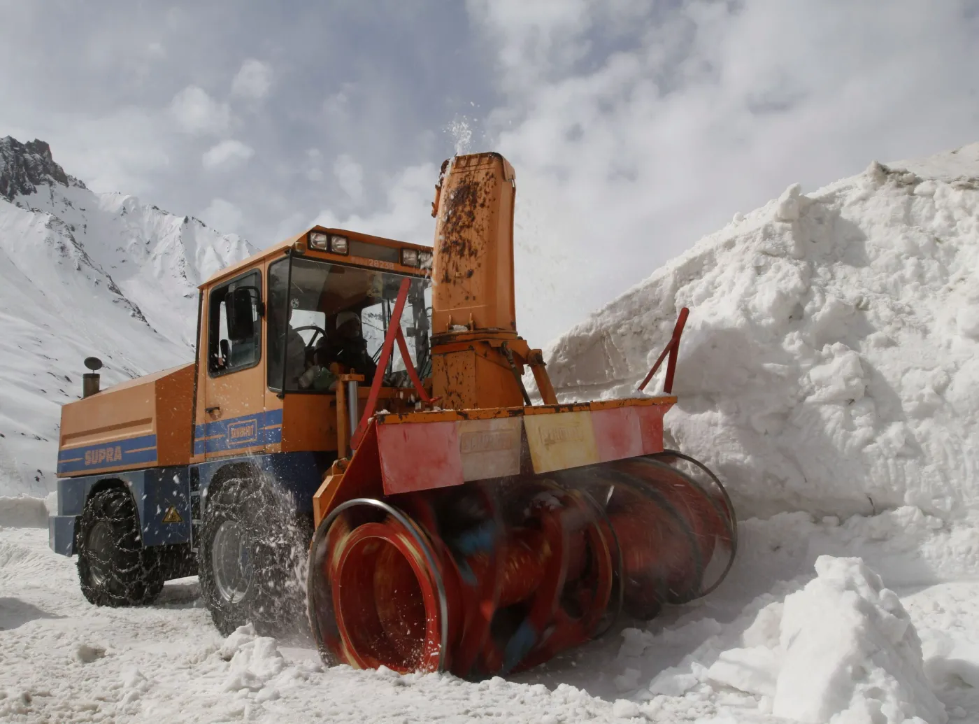 Wiosna w Kaszmirze. Tak przeciera się szlaki