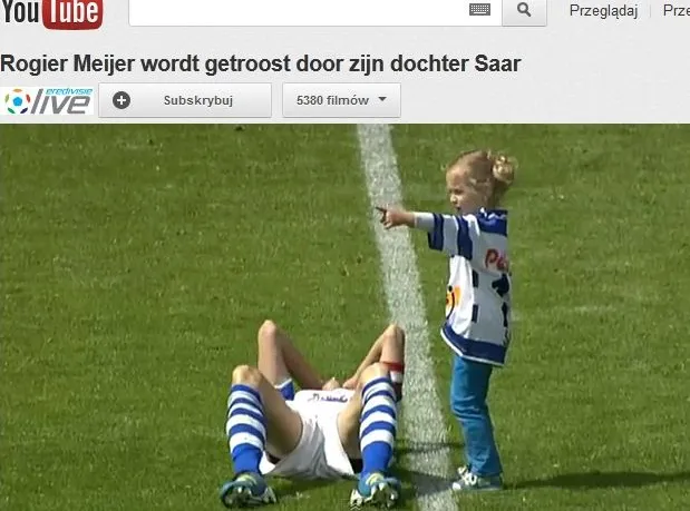 "Tato nie płacz". Zobacz, jak córeczka pocieszała piłkarza po spadku