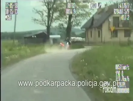 Dramatyczny koniec pościgu za motocyklistą. Policja ujawnia film