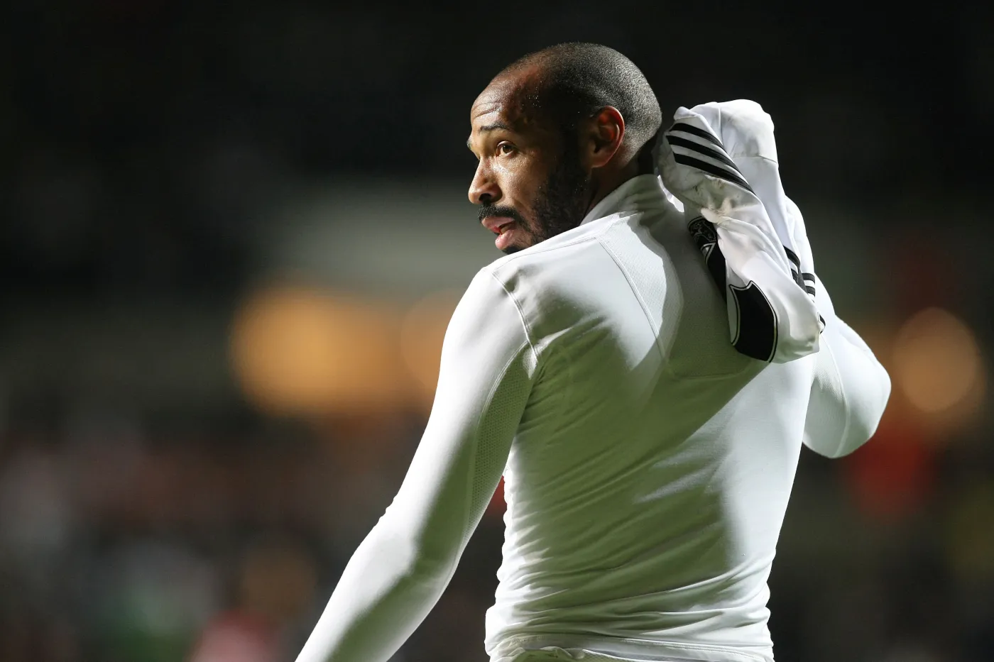 Thierry Henry ukarany za uderzenie rywala w głowę