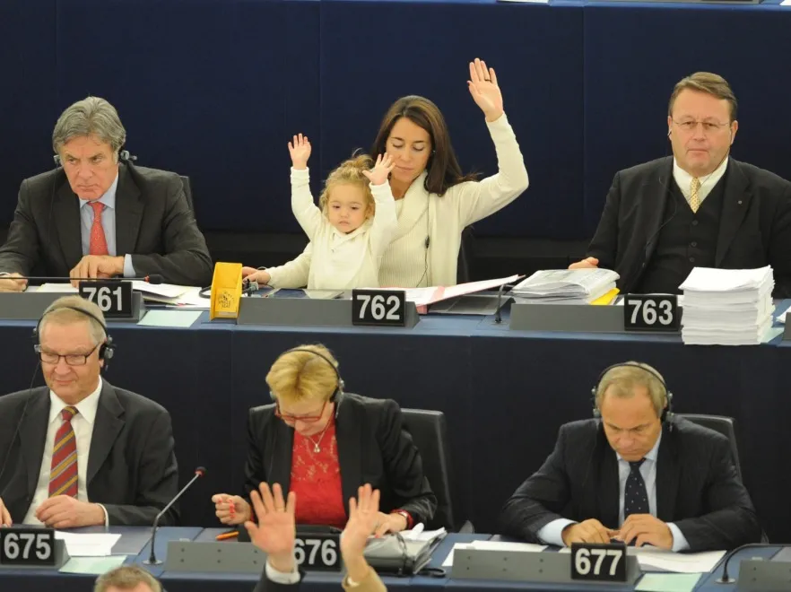 Głosowanie na trzy ręce: posłanka Parlamentu Europejskiego z córką na obradach