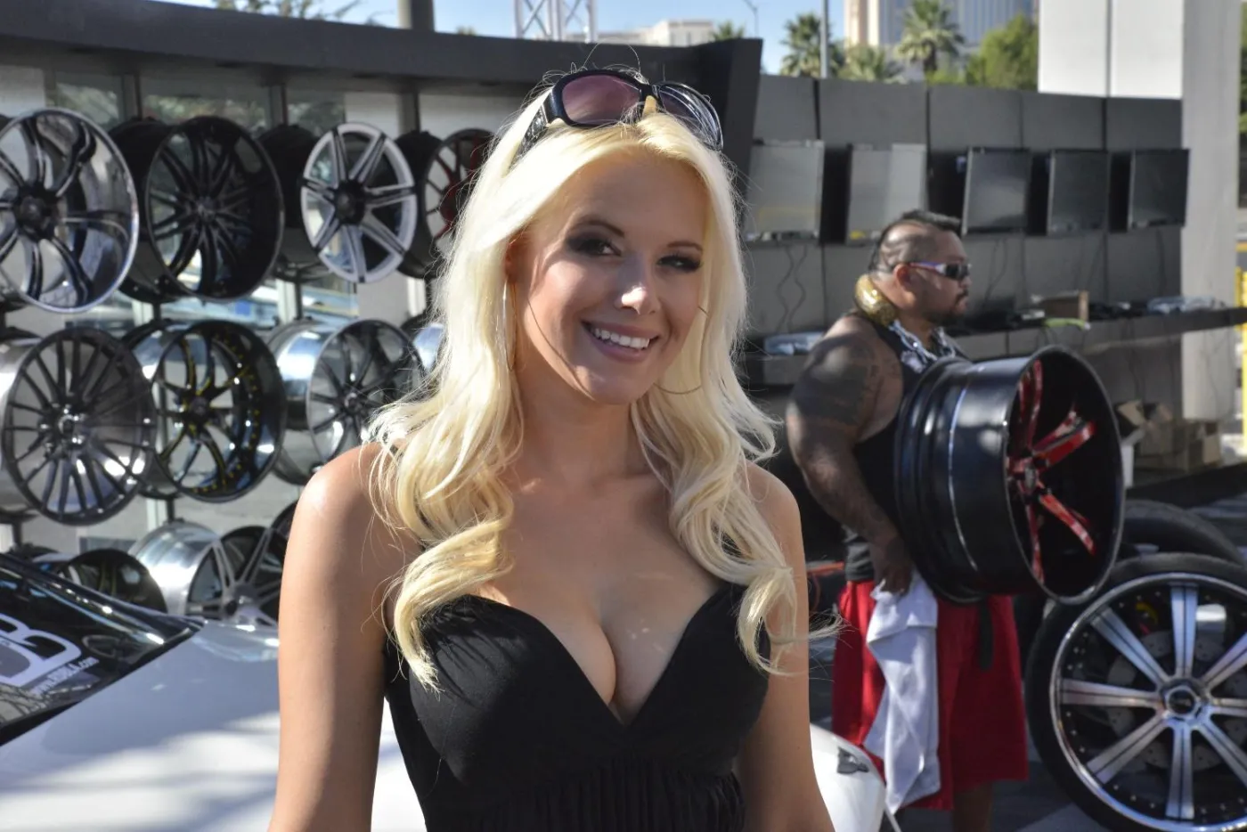 Szalone biusty i dziwactwa na kołach. Zdjęcia z show próżności