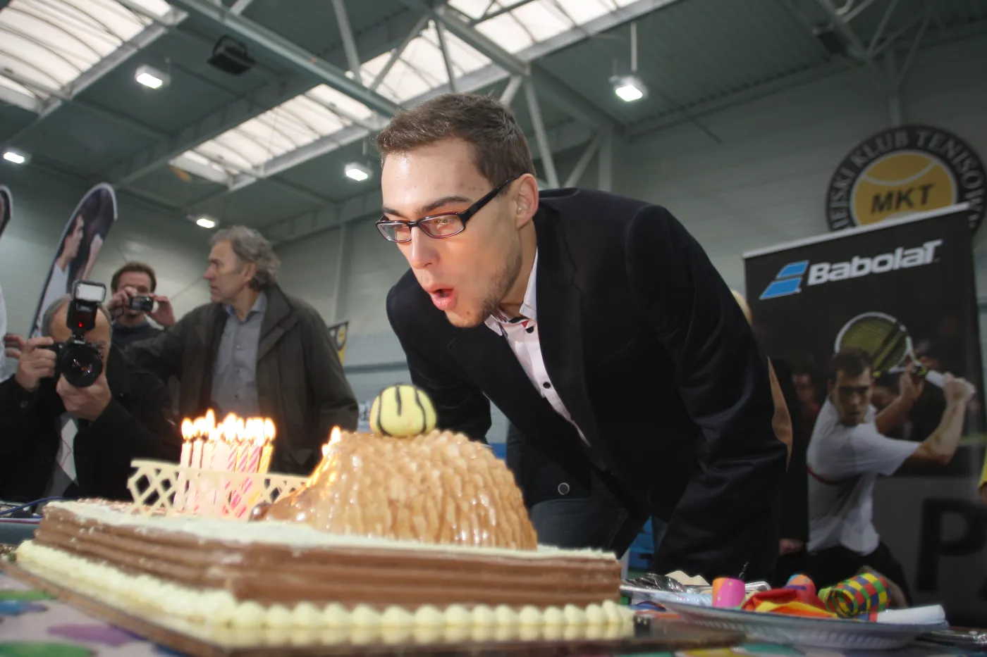 Janowicz dmuchał świeczki. Tenisista obchodził 22. urodziny. ZDJĘCIA