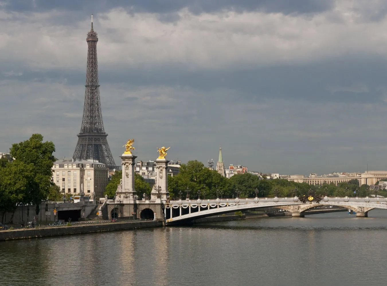 Desperacka walka Paryża z polskimi jabłkami