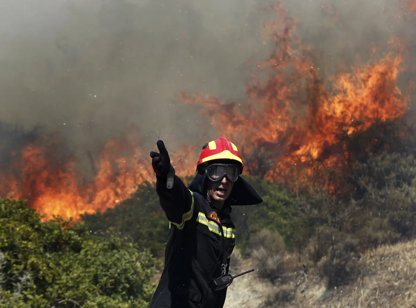 Grecja walczy z ogniem. Turyści uciekają z hoteli