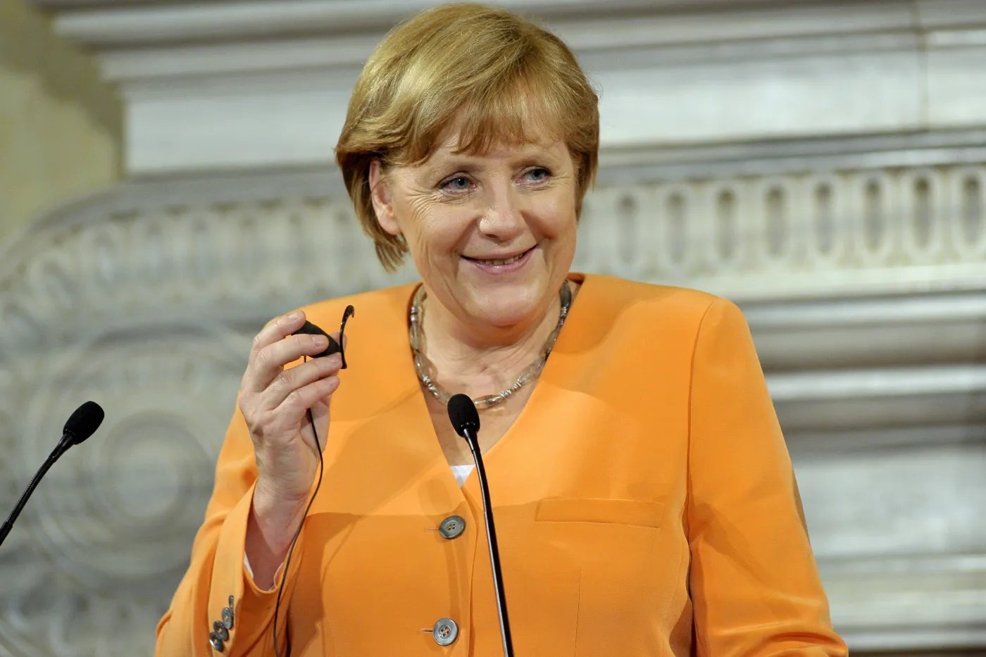 Miliardy euro krążą na granicy prawa. Za cichą zgodą Merkel