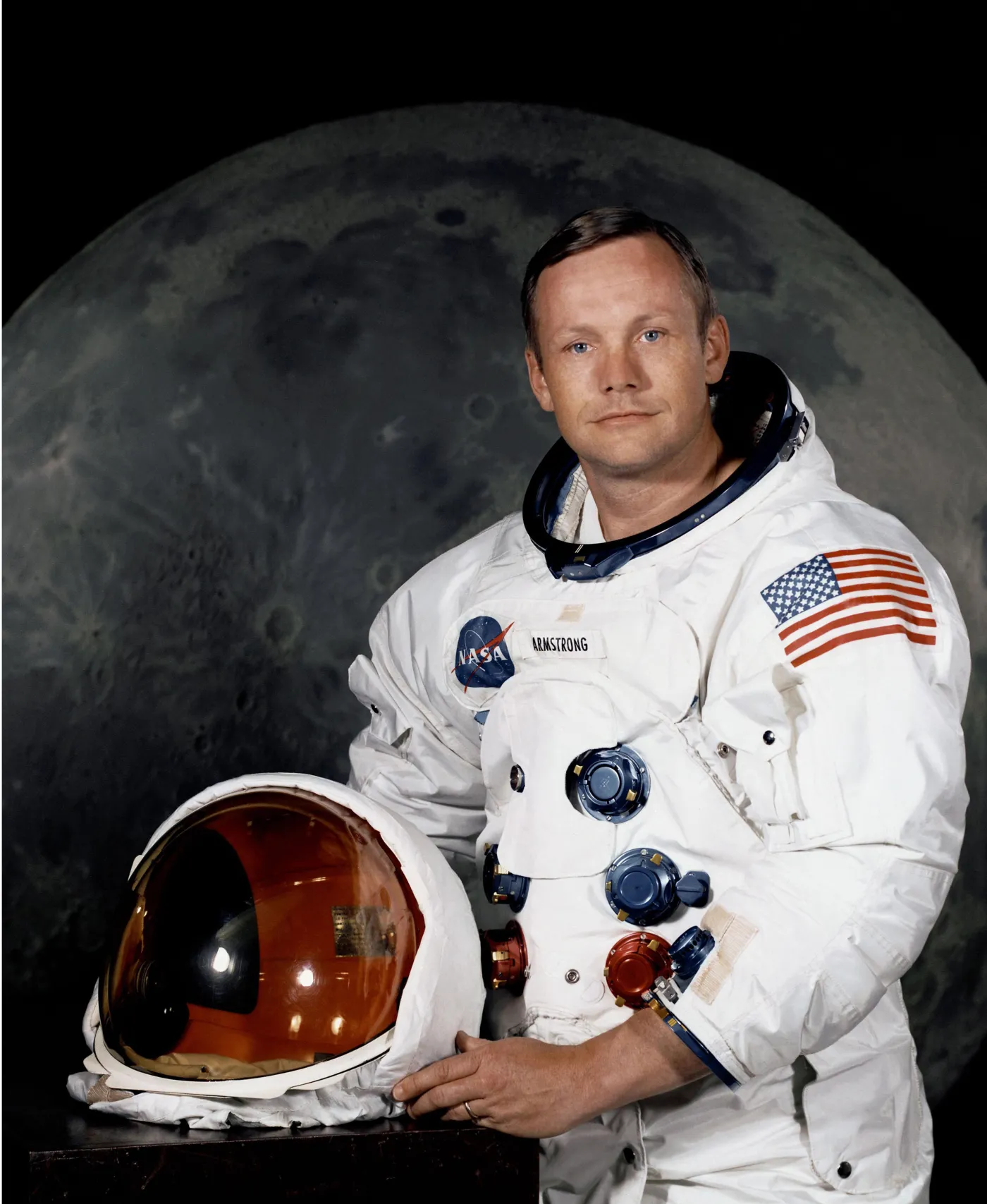 3941332-neil-armstrong.jpg