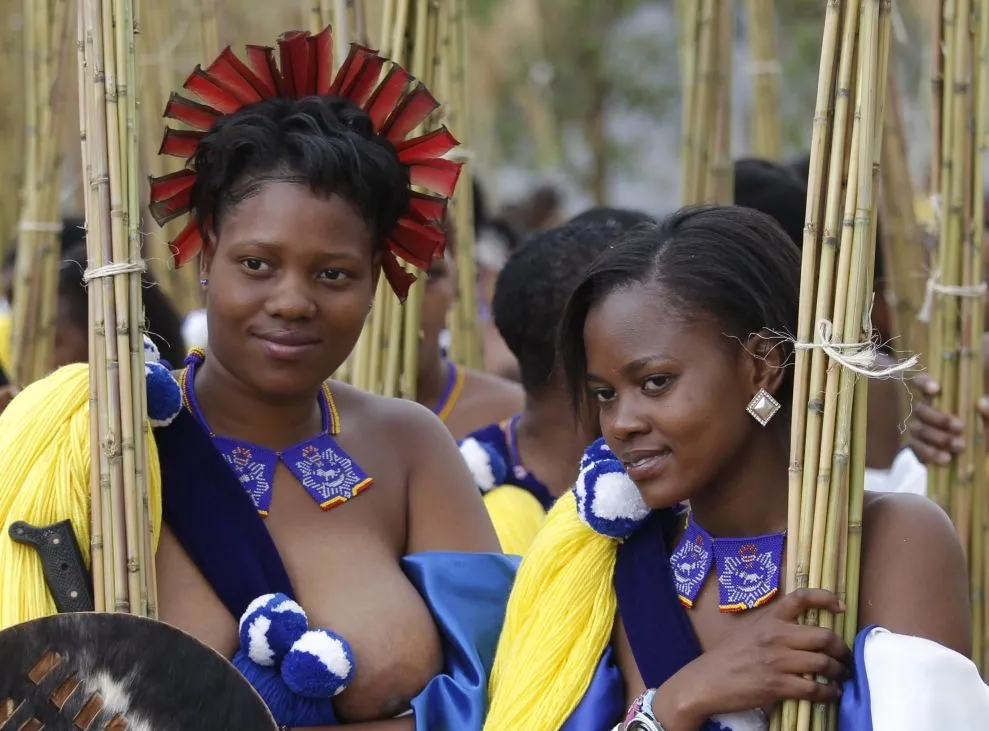 Piękne dziewice tańczą dla króla