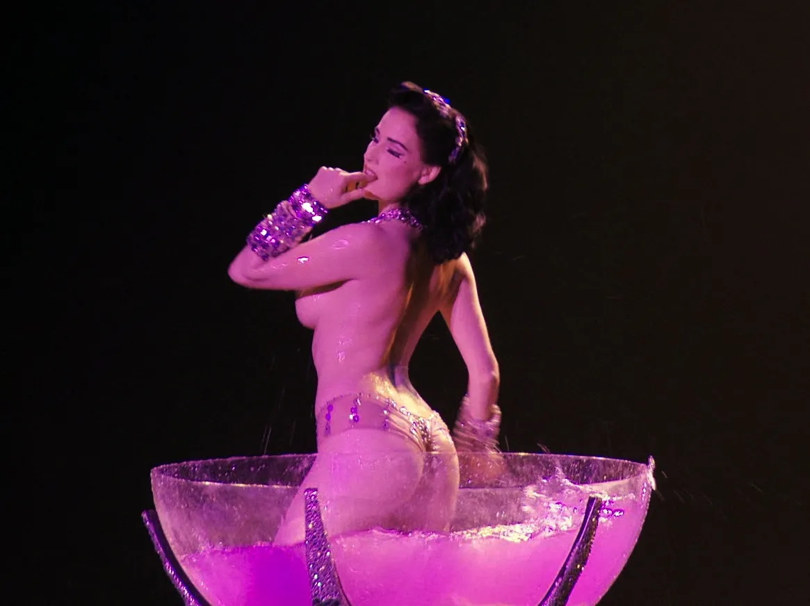 2228598-dita-von-teese.jpg