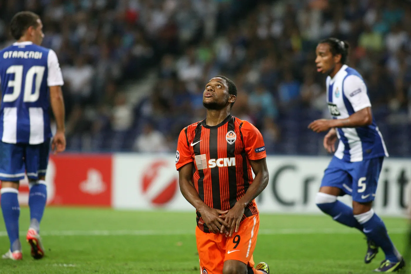 Liga Mistrzów: Luiz Adriano krytykowany za kontrowersyjnego gola
