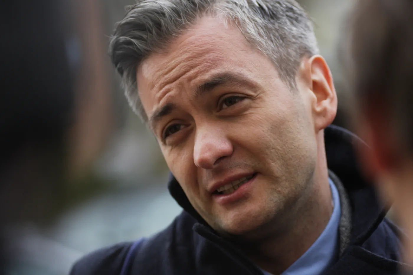 Petardy i wulgarne okrzyki. Kibice zaatakowali Biedronia i Grodzką