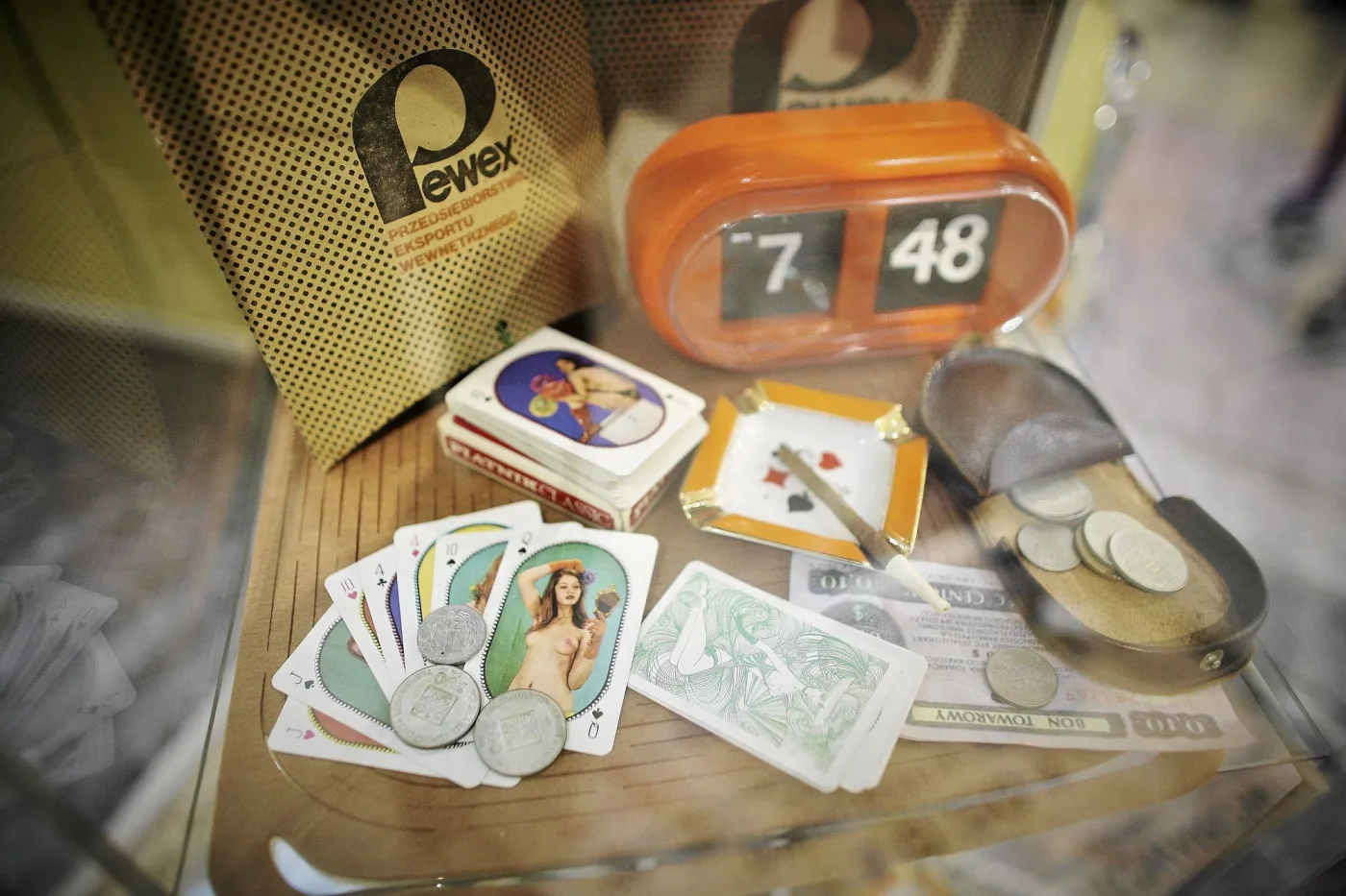 Legendy PRL! Karty z gołymi panienkami i... hity polskiej motoryzacji