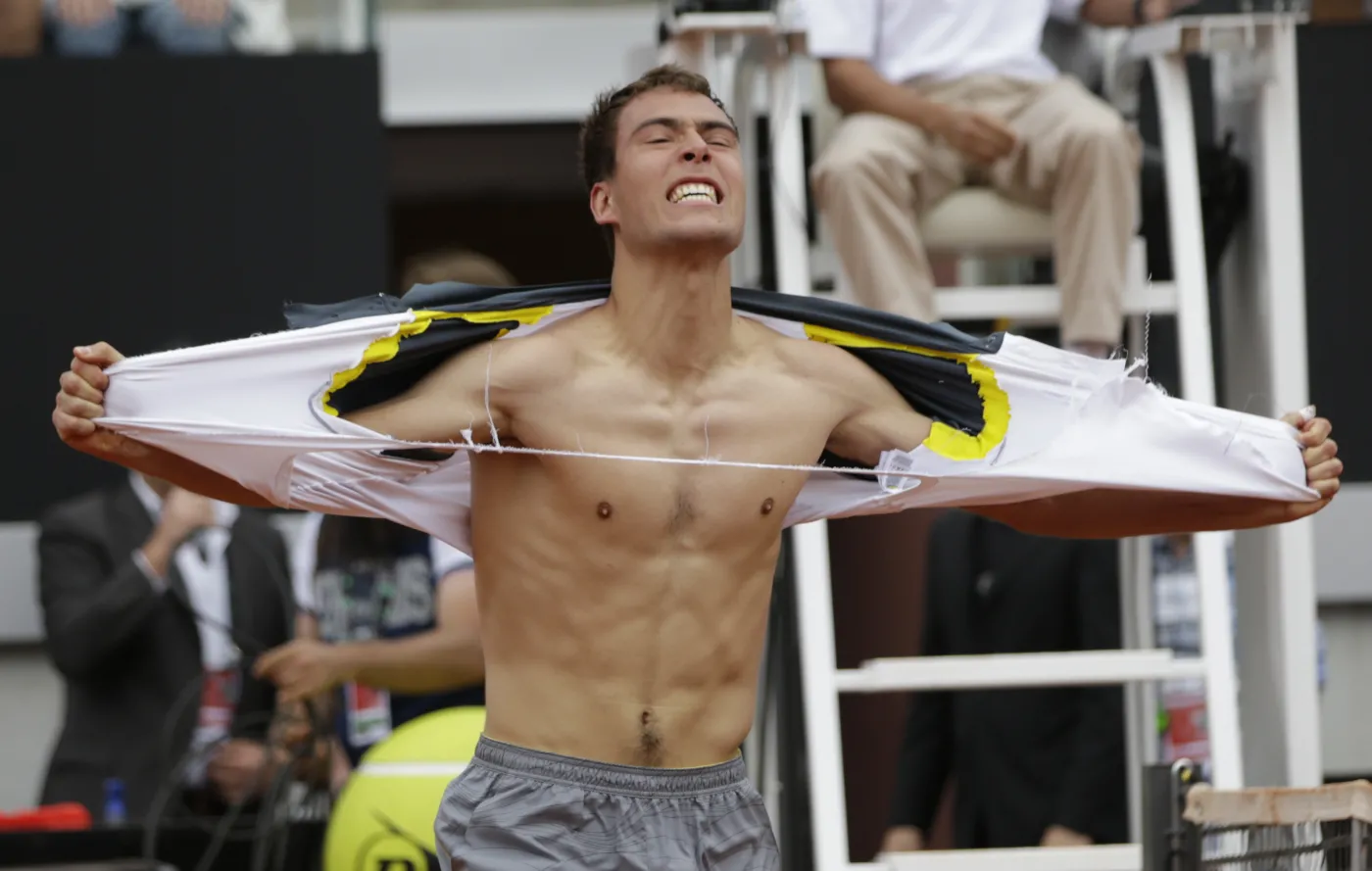 Jerzy Janowicz pokazał na korcie... gołą klatę. WIDEO