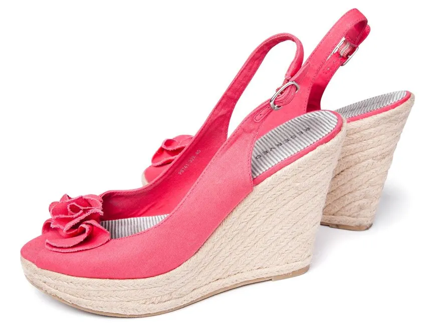 Stopa w letniej odsłonie? Tylko na koturnie!